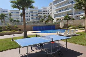 Taula de ping-pong a Dar Bouazza Luxueux appartement avec vue sur mer o a prop