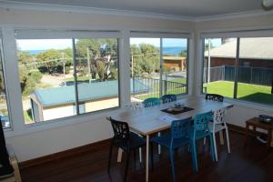 Gallery image of The Beach Shack - OCEAN VIEWS, CLOSE TO THE BEACH in Guilderton