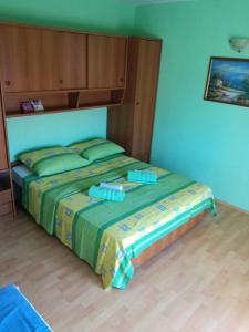 Posteľ alebo postele v izbe v ubytovaní Apartments Kampor (4235)