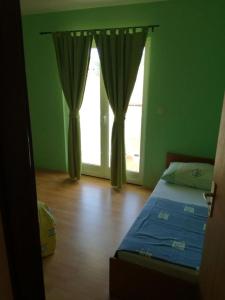 Posteľ alebo postele v izbe v ubytovaní Apartments Kampor (4235)
