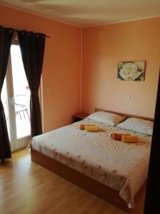 Posteľ alebo postele v izbe v ubytovaní Apartments Kampor (4235)