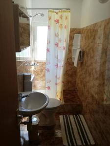Kúpeľňa v ubytovaní Apartments Kampor (4235)