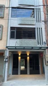 um edifício com uma grande porta com luzes em 秘境四一民宿桃園市民宿109號 em Daxi