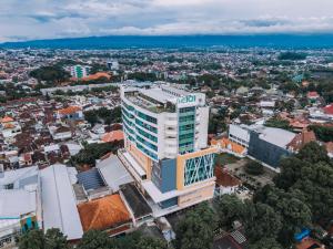 una vista aérea de un edificio en una ciudad en THE 1O1 Malang OJ, en Malang