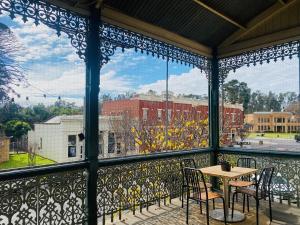 A balcony or terrace at Balcony Apartment - Port of Echuca Townhouse - Heygarth House