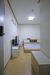 Dashim Guest House的电视和/或娱乐中心