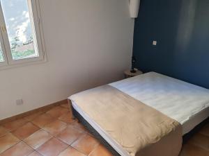 Giường trong phòng chung tại Appartement avec parking privatif à Collioure