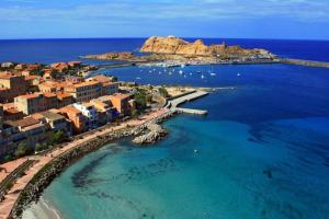 an aerial view of a city and the ocean at Studio Les Allées in LʼÎle-Rousse