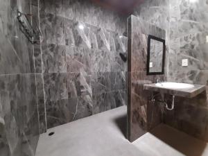 图克图克Juma cottages的带水槽和淋浴的浴室
