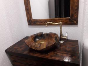 ブザウにあるUnirii Ultracentral Apartamentの鏡付き木製テーブルの木製シンク