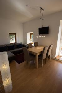 a living room with a wooden table and chairs at Samonigghof in Latschach ober dem Faakersee