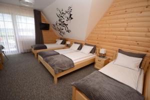 a bedroom with two beds in a room at uDany in Brzegi