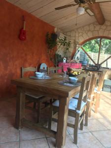 drewniany stół i krzesła w kuchni w obiekcie chambre d’hôtes des oliviers w mieście La Roque-sur-Cèze