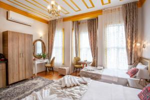 sypialnia z 2 łóżkami, stołem i krzesłami w obiekcie April Story Apart Hotel w Stambule