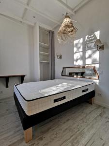 a bedroom with a bed in a room at Jardin Vieux Port Panier in Marseille