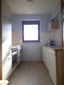 a kitchen with a sink and a window at Komfortzimmer Haus Dervaritz in Einöd