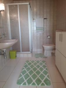 Koupelna v ubytování Komfortzimmer Haus Dervaritz + 2 fotografie