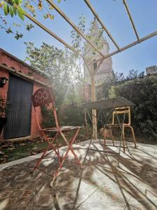 een picknicktafel en twee stoelen in een tuin bij Jardin Vieux Port Panier in Marseille