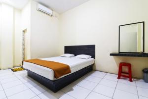เตียงในห้องที่ Guest House Taman Sari Syariah