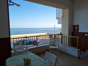 Photo de la galerie de l'établissement Veranda sul mare - casa vacanze FRONTE MARE, à Sciacca