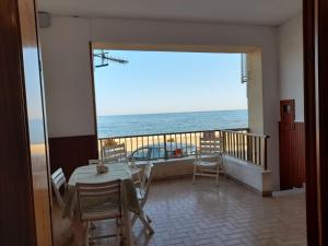 Photo de la galerie de l'établissement Veranda sul mare - casa vacanze FRONTE MARE, à Sciacca