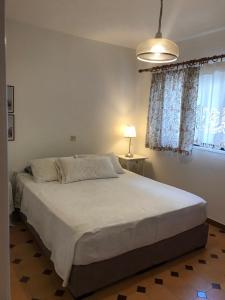 Ένα ή περισσότερα κρεβάτια σε δωμάτιο στο Haraki Beach House