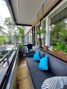 einen Balkon mit blauen Kissen auf einem Gebäude in der Unterkunft Garden Street Family in Turku