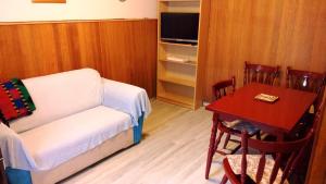 ein Wohnzimmer mit einem Sofa und einem Tisch in der Unterkunft Holiday House Klevini Dvori in Olib
