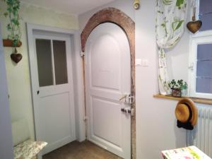 セレスタにあるLe Baudinotの白いドアと鏡が備わる部屋