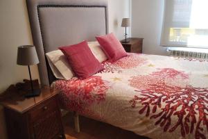 a bedroom with a large bed with red pillows at LA TERRAZA DE LA FLORIDA terraza 225 m2 in Oviedo