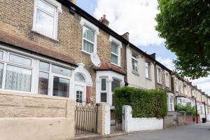 a row of brick houses on a street at Contemporary 3 bed house with spacious garden close to Stratford in London