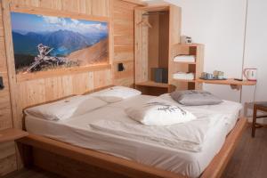 Postel nebo postele na pokoji v ubytování Garni Le Prealpi + 37 fotografií