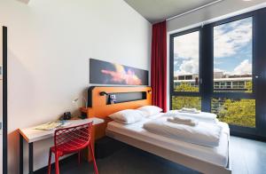 Cama ou camas em um quarto em MEININGER Hotel Genève Centre Charmilles