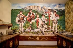een muurschildering van een groep muzikanten aan een muur bij Czarna Turnia Villa w Zakopanem in Zakopane