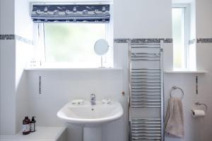 baño blanco con lavabo y ventana en Waterview House, Kingswear, en Kingswear 14 fotos más