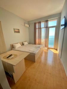 una camera da letto con un letto, un tavolo e una finestra di SBakuri a Gonio