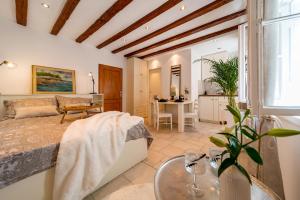 1 dormitorio con 1 cama y 1 mesa en una habitación en Charming Old Town Apartment Pjaca Split, en Split