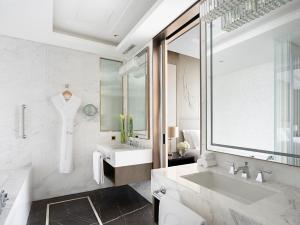 Bilik mandi di Langham Place Changsha