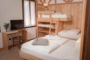 Voodi või voodid majutusasutuse Garni Le Prealpi toas