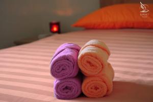 sterta ręczników na łóżku w obiekcie Sunset Apartment w mieście Jagodje