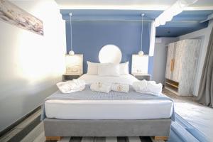 a bedroom with a large bed with two towels on it at Villa Nickolas in Paleo Tsifliki