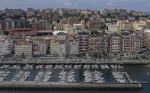 un grupo de barcos atracados en un puerto en Apartamento en Reina Victoria en Santander