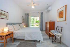 une chambre avec un lit, une table et une fenêtre dans l'établissement Las Palmeras Beach with Community Pool, à La Herradura 24 autres photos