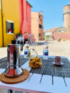 een tafel met een blender en wat eten erop bij BRUNA HOLIDAYS HOUSE in Burano