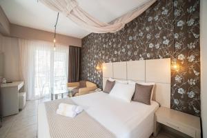 a bedroom with a large white bed in a room at Villa Nickolas in Paleo Tsifliki