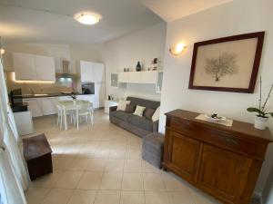 ein großes Wohnzimmer mit einem Sofa und einer Küche in der Unterkunft Villa Ibiscus Cala Sinzias in Castiadas