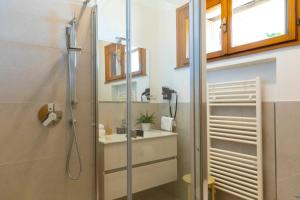 Koupelna v ubytování Villa Curiazzi Guesthouse Viale la Pelosa 16