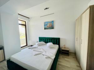 Un pat sau paturi într-o cameră la Mamaia Summerland