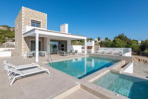 Bazén v ubytování VILLA IRIS in PEFKOS, PINE VILLAS nebo v jeho okolí