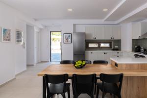Kuchyň nebo kuchyňský kout v ubytování VILLA IRIS in PEFKOS, PINE VILLAS